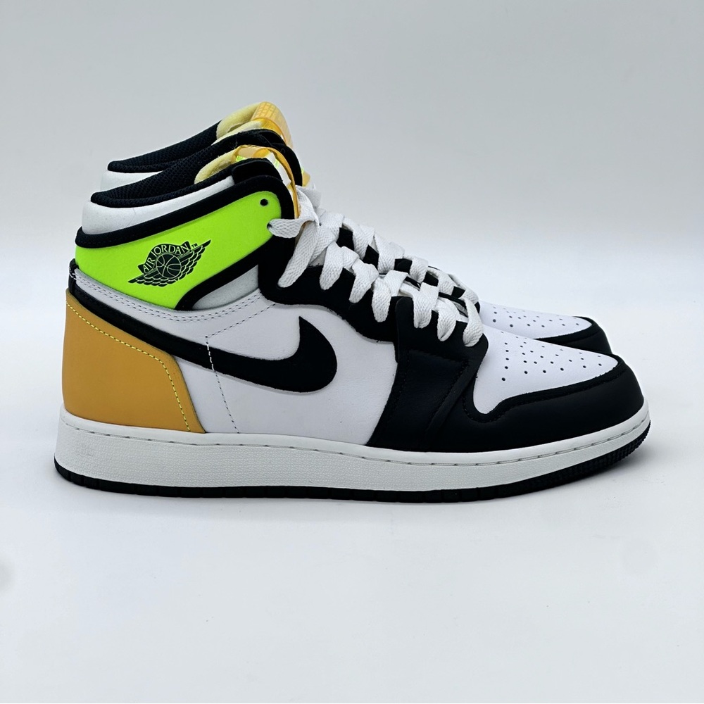 Nike Air Jordan 1 Retro High OG GS Sneakers. Size 6Y